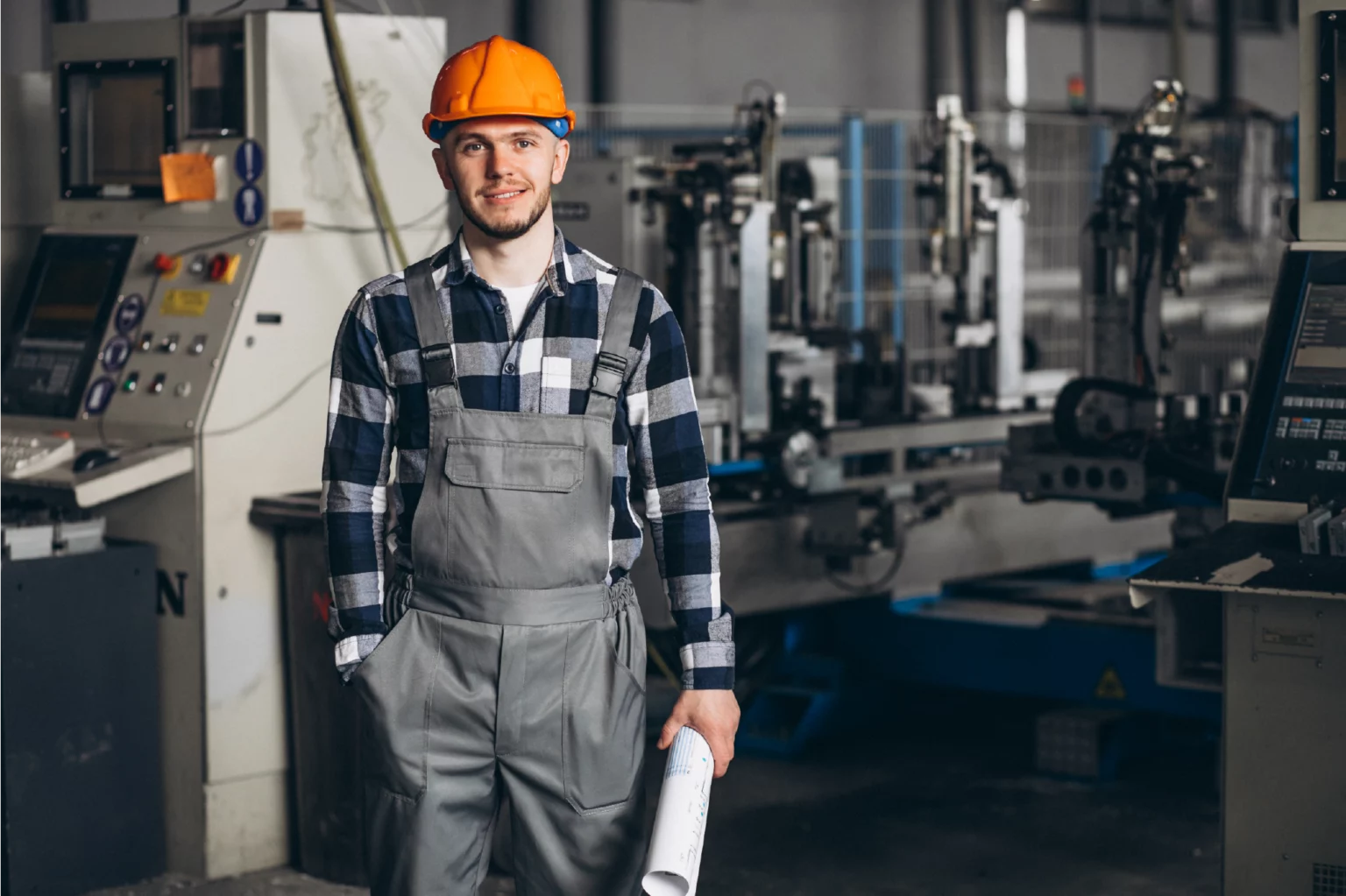 Travailleur en usine portant un casque de sécurité, illustrant la conformité aux normes ATEX