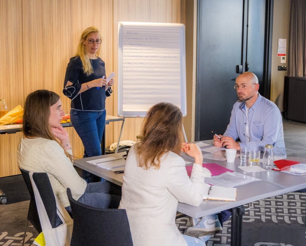 Sophie Schaeffert de SoQualy animant un atelier de conformité avec les membres de l'équipe de SoQualy