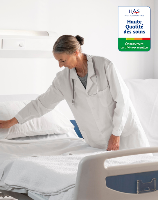 Professionnelle de santé préparant une chambre d’hôpital, illustrant la certification HAS et la qualité des soins