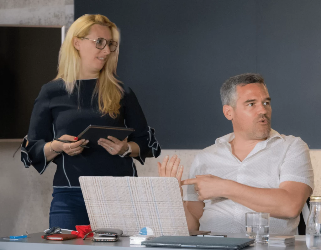 Sophie Schaeffert et Guillaume de SoQualy lors d’une réunion de travail sur la conformité réglementaire
